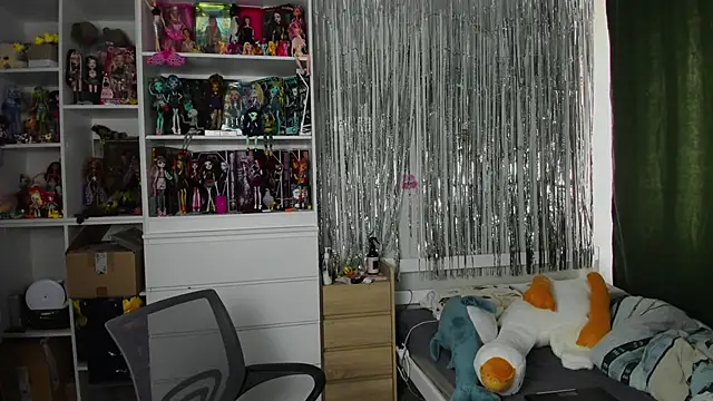 School Love online show from 04/05/26, 07:05