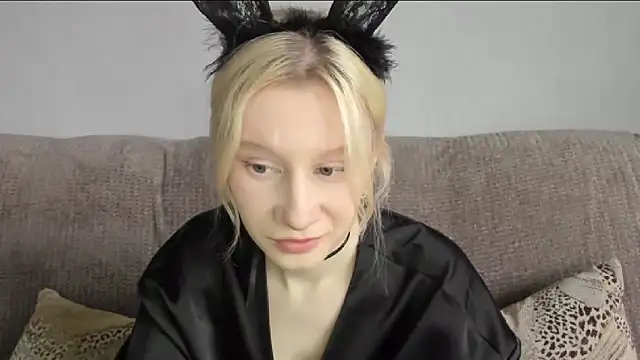 Snapshot of EnigmaSee chatting on 10/30/25, 01:51 EnigmaSee online show from 10/30/25, 01:51