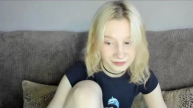 Snapshot of EnigmaSee chatting on 11/04/25, 01:48 EnigmaSee online show from 11/04/25, 01:48