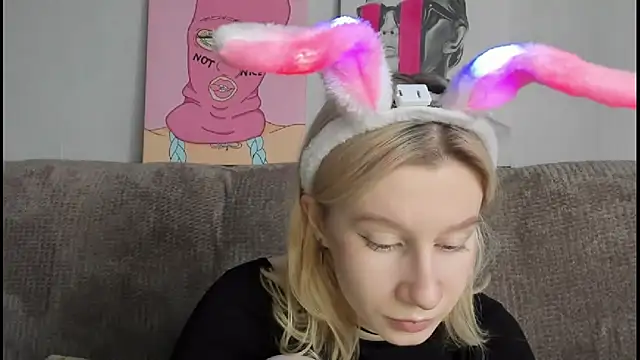 Snapshot of EnigmaSee chatting on 11/15/25, 09:06 EnigmaSee online show from 11/15/25, 09:06