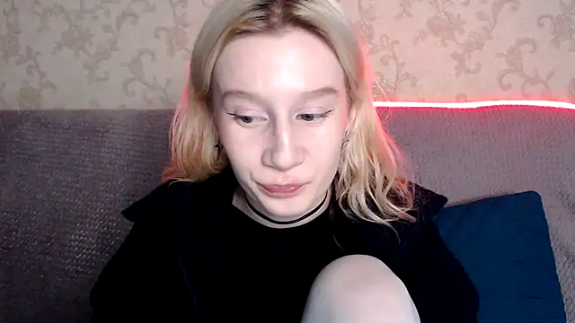 Snapshot of EnigmaSee chatting on 11/20/25, 01:50 EnigmaSee online show from 11/20/25, 01:50