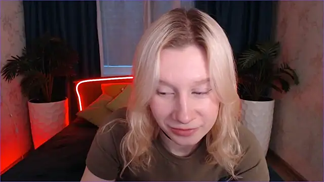 Snapshot of EnigmaSee chatting on 11/26/25, 09:32 EnigmaSee online show from 11/26/25, 09:32