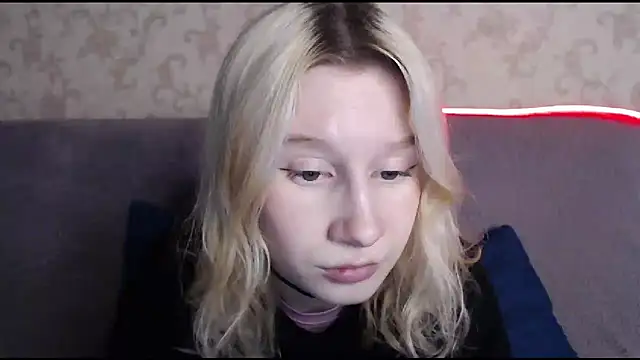 Snapshot of EnigmaSee chatting on 11/27/25, 08:49 EnigmaSee online show from 11/27/25, 08:49