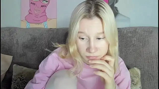 Snapshot of EnigmaSee chatting on 11/30/25, 01:53 EnigmaSee online show from 11/30/25, 01:53