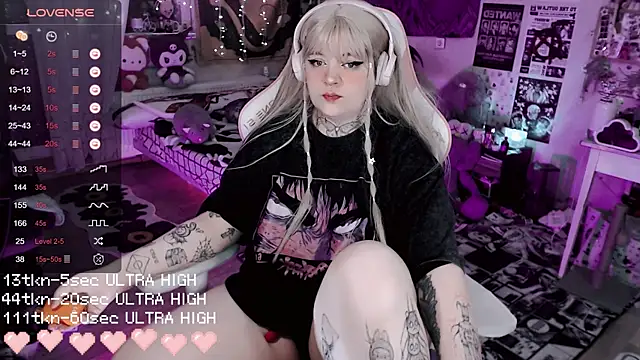 Snapshot of noori__hope chatting on 12/17/25, 08:26 noori hope online show from 12/17/25, 08:26