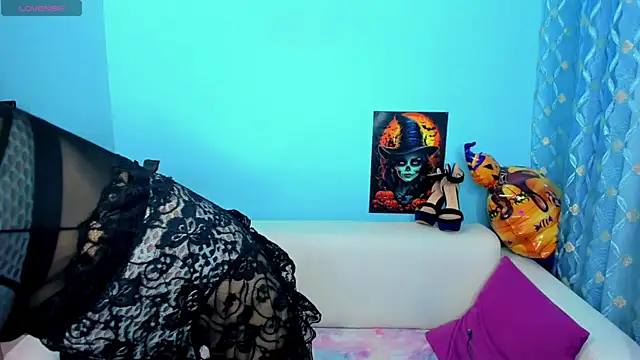 Snapshot of LindaaLu chatting on 11/12/25, 02:12 LindaaLu online show from 11/12/25, 02:12