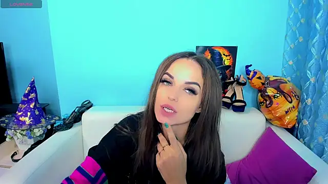 Snapshot of LindaaLu chatting on 11/13/25, 03:05 LindaaLu online show from 11/13/25, 03:05