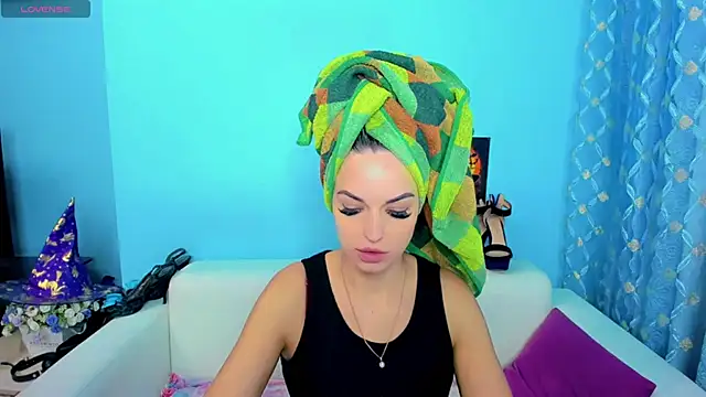 Snapshot of LindaaLu chatting on 11/18/25, 03:01 LindaaLu online show from 11/18/25, 03:01