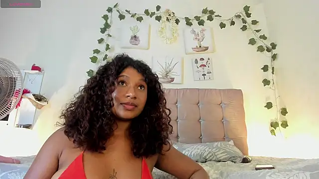 Snapshot of sara_sophieee chatting on 02/26/25, 02:48 sara sophieee online show from 02/26/25, 02:48