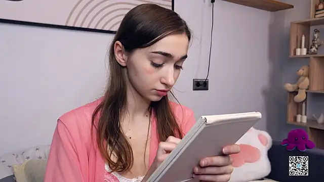 Snapshot of PollyBeev chatting on 11/06/25, 07:42 PollyBeev online show from 11/06/25, 07:42