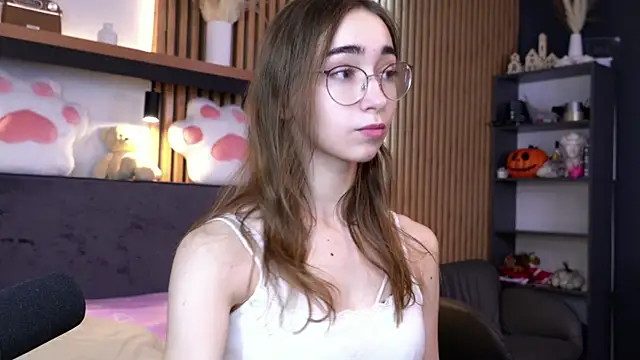 Snapshot of PollyBeev chatting on 11/07/25, 07:30 PollyBeev online show from 11/07/25, 07:30