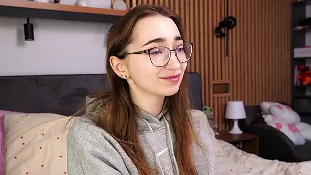 Snapshot of PollyBeev chatting on 04/06/26, 12:06 PollyBeev online show from 04/06/26, 12:06