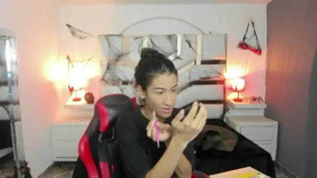 Snapshot of SofiaNaugthyxTS chatting on 10/24/25, 01:57 SofiaNaugthyxTS online show from 10/24/25, 01:57