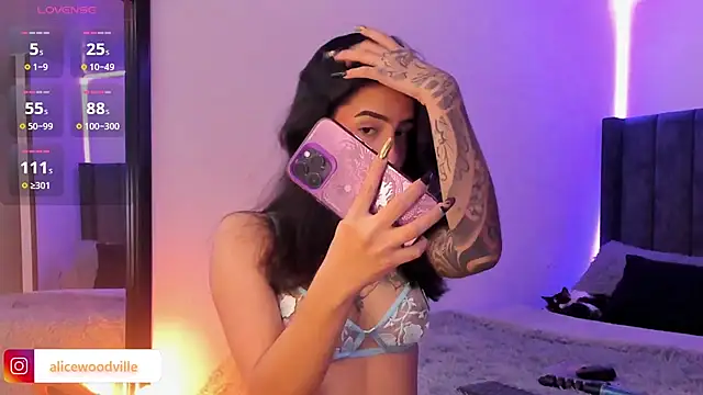 Snapshot of Alice_woodville chatting on 01/26/25, 05:23 Alice woodville online show from 01/26/25, 05:23