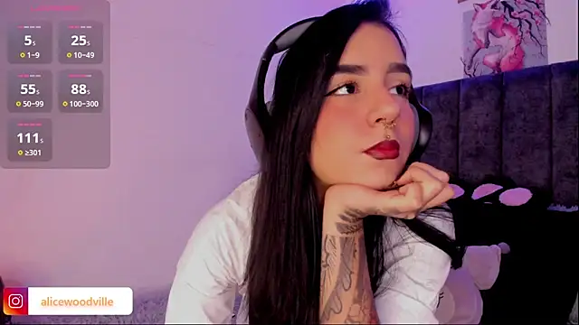 Snapshot of Alice_woodville chatting on 02/18/25, 04:37 Alice woodville online show from 02/18/25, 04:37