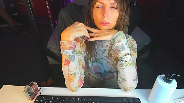 Elizabe th online show from 03/10/25, 06:59