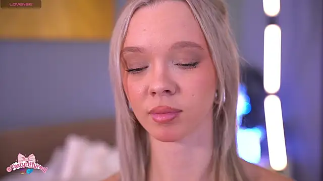 Snapshot of _AlinaBailey chatting on 04/15/26, 07:15 AlinaBailey online show from 04/15/26, 07:15