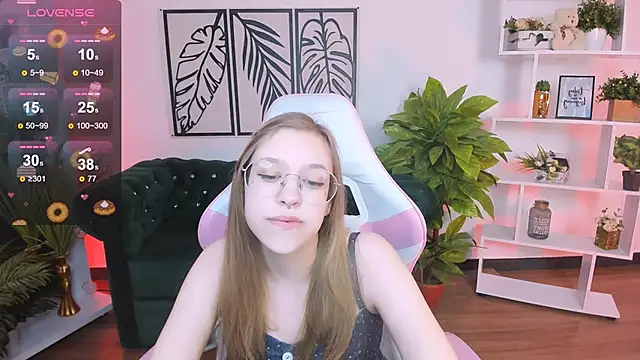 LayriantaVee online show from 02/16/25, 06:54