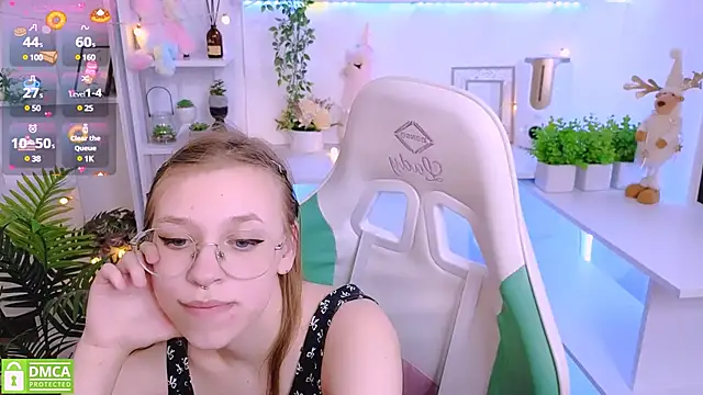 LayriantaVee online show from 03/19/25, 01:18