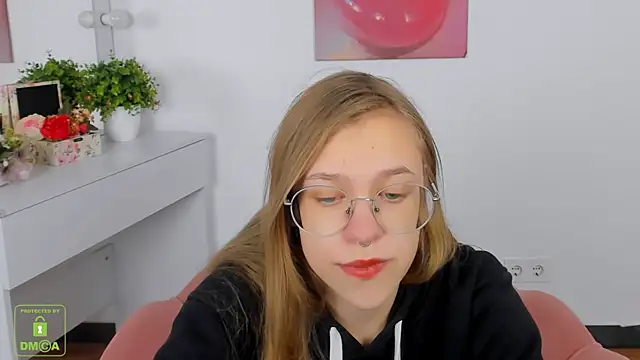 LayriantaVee online show from 10/11/25, 06:12