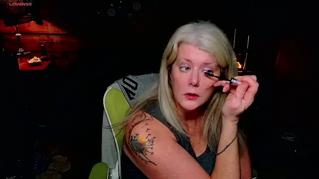 Snapshot of AliceHarlot chatting on 12/23/25, 05:49 AliceHarlot online show from 12/23/25, 05:49