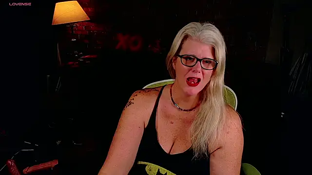 Snapshot of AliceHarlot chatting on 04/28/26, 02:21 AliceHarlot online show from 04/28/26, 02:21