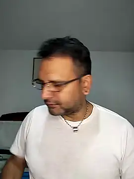 Snapshot of RogueTraveler chatting on 02/02/25, 02:17 RogueTraveler online show from 02/02/25, 02:17