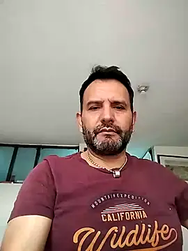 Snapshot of RogueTraveler chatting on 02/13/25, 03:24 RogueTraveler online show from 02/13/25, 03:24