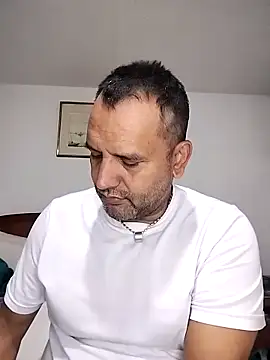 Snapshot of RogueTraveler chatting on 09/20/25, 03:51 RogueTraveler online show from 09/20/25, 03:51