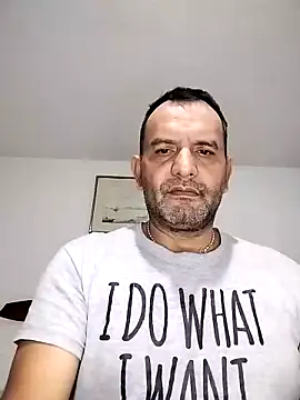 Snapshot of RogueTraveler chatting on 09/21/25, 04:25 RogueTraveler online show from 09/21/25, 04:25