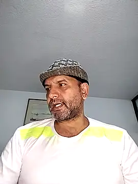 Snapshot of RogueTraveler chatting on 09/25/25, 03:32 RogueTraveler online show from 09/25/25, 03:32