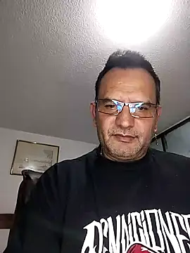 Snapshot of RogueTraveler chatting on 10/15/25, 03:17 RogueTraveler online show from 10/15/25, 03:17