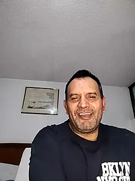 Snapshot of RogueTraveler chatting on 10/17/25, 02:48 RogueTraveler online show from 10/17/25, 02:48