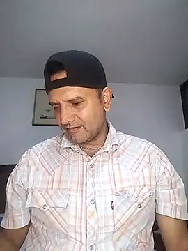 Snapshot of RogueTraveler chatting on 10/20/25, 03:29 RogueTraveler online show from 10/20/25, 03:29