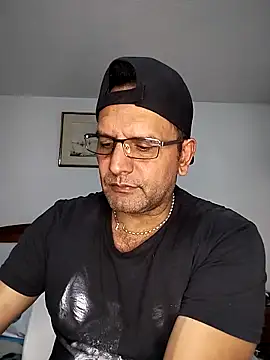 Snapshot of RogueTraveler chatting on 10/21/25, 04:02 RogueTraveler online show from 10/21/25, 04:02