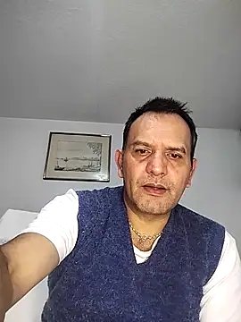 Snapshot of RogueTraveler chatting on 10/28/25, 03:10 RogueTraveler online show from 10/28/25, 03:10