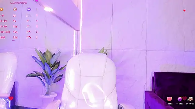 Snapshot of HannaPaola chatting on 11/15/25, 10:37 HannaPaola online show from 11/15/25, 10:37