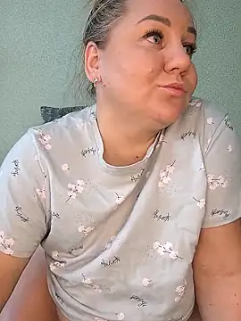 Snapshot of Anna_Curvy chatting on 10/21/25, 08:15 Anna Curvy online show from 10/21/25, 08:15