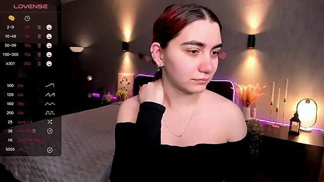 Snapshot of hannacheekss_ chatting on 02/21/26, 02:01 hannacheekss online show from 02/21/26, 02:01