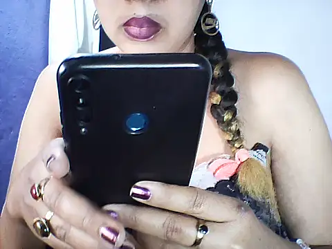 layanah12 online show from 10/11/25, 05:39