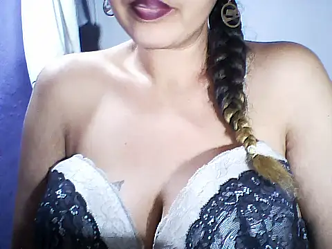 layanah12 online show from 10/24/25, 06:26