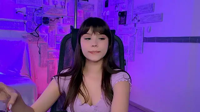 Snapshot of EvaThopson chatting on 03/13/26, 10:22 EvaThopson online show from 03/13/26, 10:22