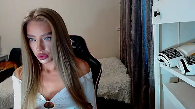 Snapshot of lonely_dreamm chatting on 12/12/24, 12:44 lonely dreamm online show from 12/12/24, 12:44