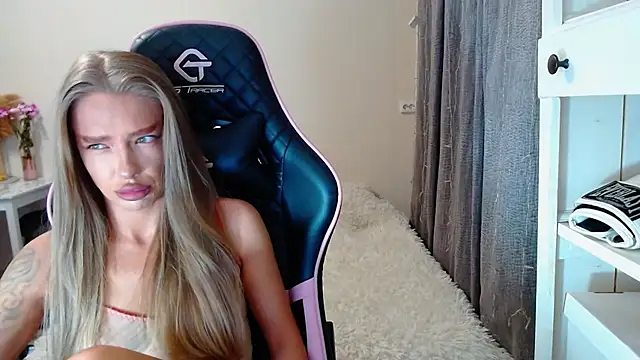 Snapshot of lonely_dreamm chatting on 12/19/24, 01:29 lonely dreamm online show from 12/19/24, 01:29