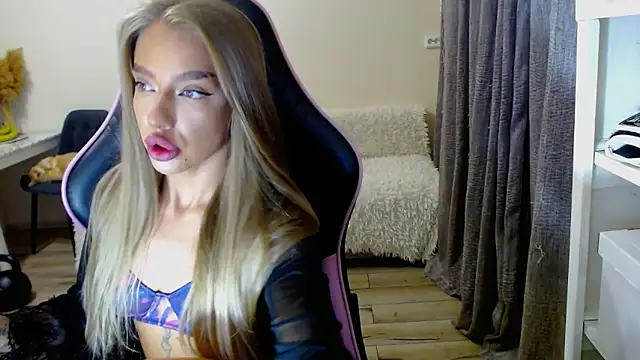 Snapshot of lonely_dreamm chatting on 12/20/24, 01:11 lonely dreamm online show from 12/20/24, 01:11