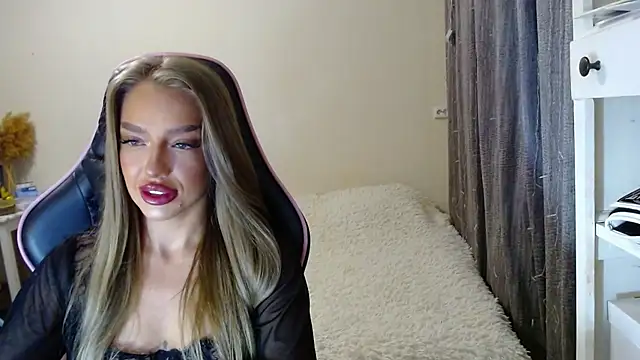 Snapshot of lonely_dreamm chatting on 01/05/25, 02:08 lonely dreamm online show from 01/05/25, 02:08