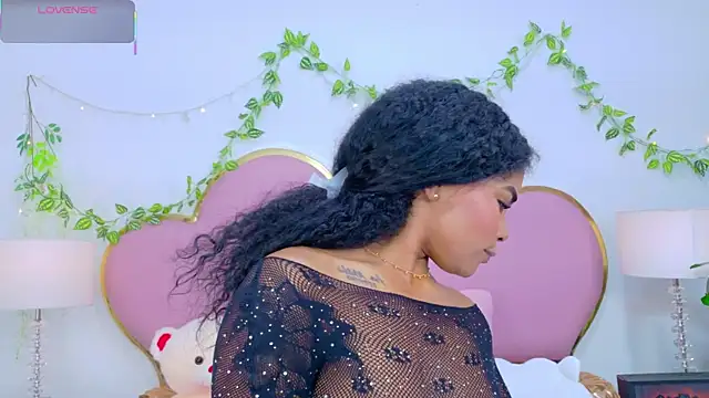 NahiaraReina online show from 11/22/25, 01:43