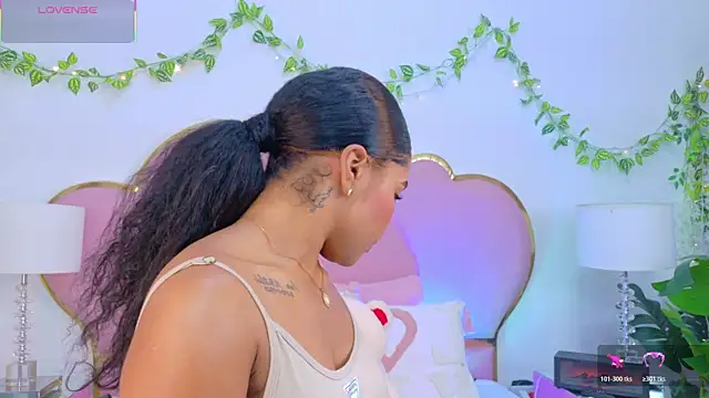 NahiaraReina online show from 12/05/25, 01:52