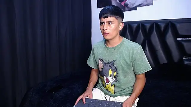 Snapshot of The__Rodriguez chatting on 04/08/26, 12:32 The Rodriguez online show from 04/08/26, 12:32