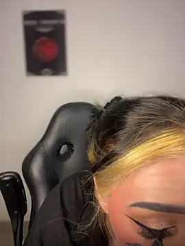 Snapshot of AnnikaMerliahh_ chatting on 10/31/25, 04:13 AnnikaMerliahh online show from 10/31/25, 04:13